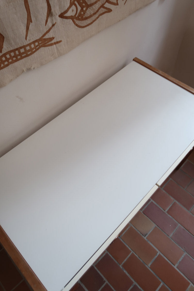 Bureau scandinave années 70 laqué blanc et bois clair, deux tiroirs à boutons ronds en bois, piétement à entretoise basse, lignes épurées mid-century