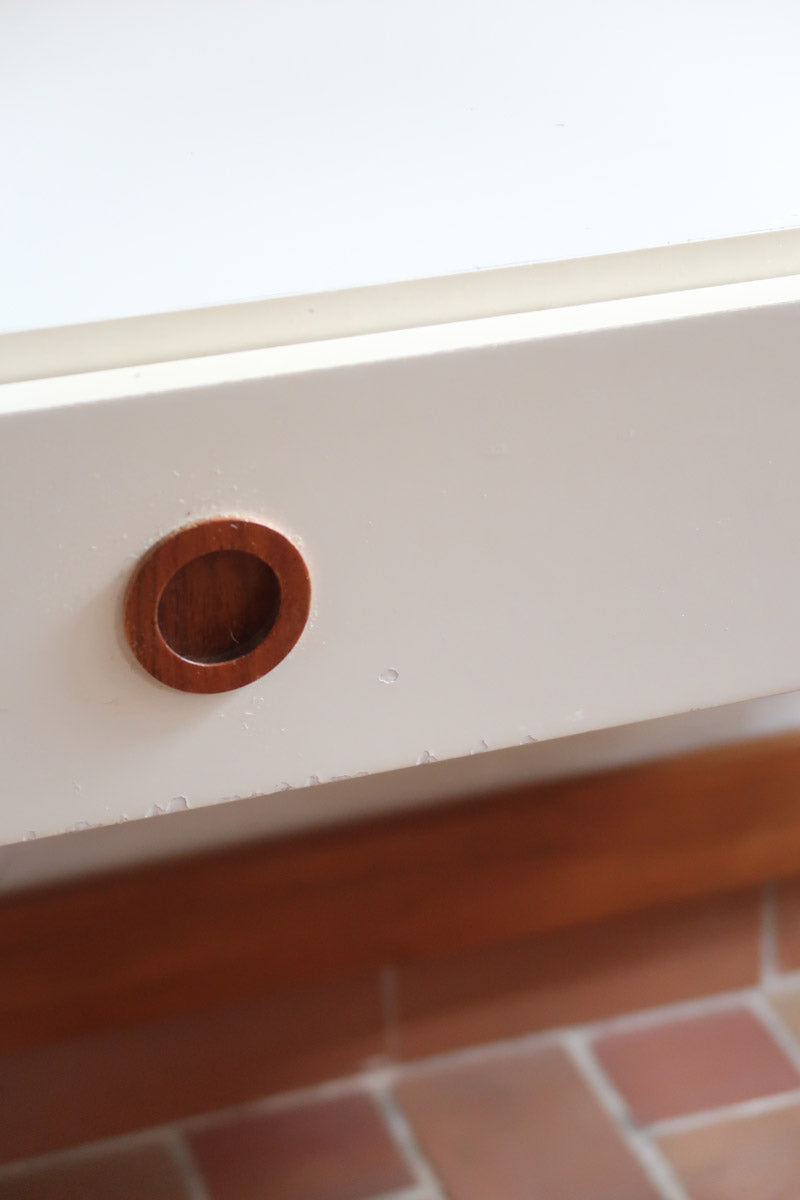 Bureau scandinave années 70 laqué blanc et bois clair, deux tiroirs à boutons ronds en bois, piétement à entretoise basse, lignes épurées mid-century