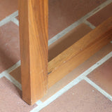 Bureau scandinave années 70 laqué blanc et bois clair, deux tiroirs à boutons ronds en bois, piétement à entretoise basse, lignes épurées mid-century