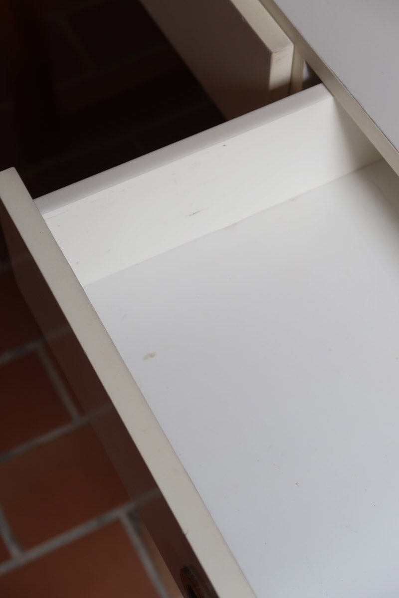 Bureau scandinave années 70 laqué blanc et bois clair, deux tiroirs à boutons ronds en bois, piétement à entretoise basse, lignes épurées mid-century