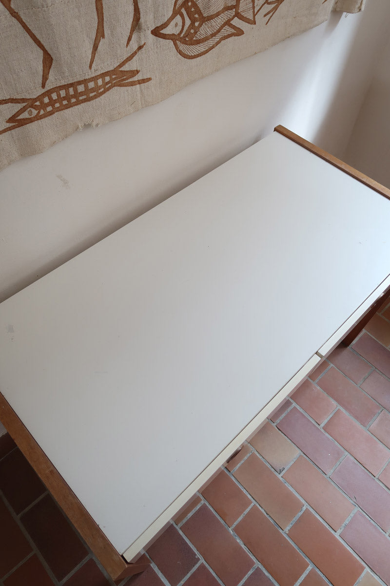 Bureau scandinave années 70 laqué blanc et bois clair, deux tiroirs à boutons ronds en bois, piétement à entretoise basse, lignes épurées mid-century