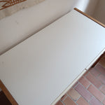 Bureau scandinave années 70 laqué blanc et bois clair, deux tiroirs à boutons ronds en bois, piétement à entretoise basse, lignes épurées mid-century