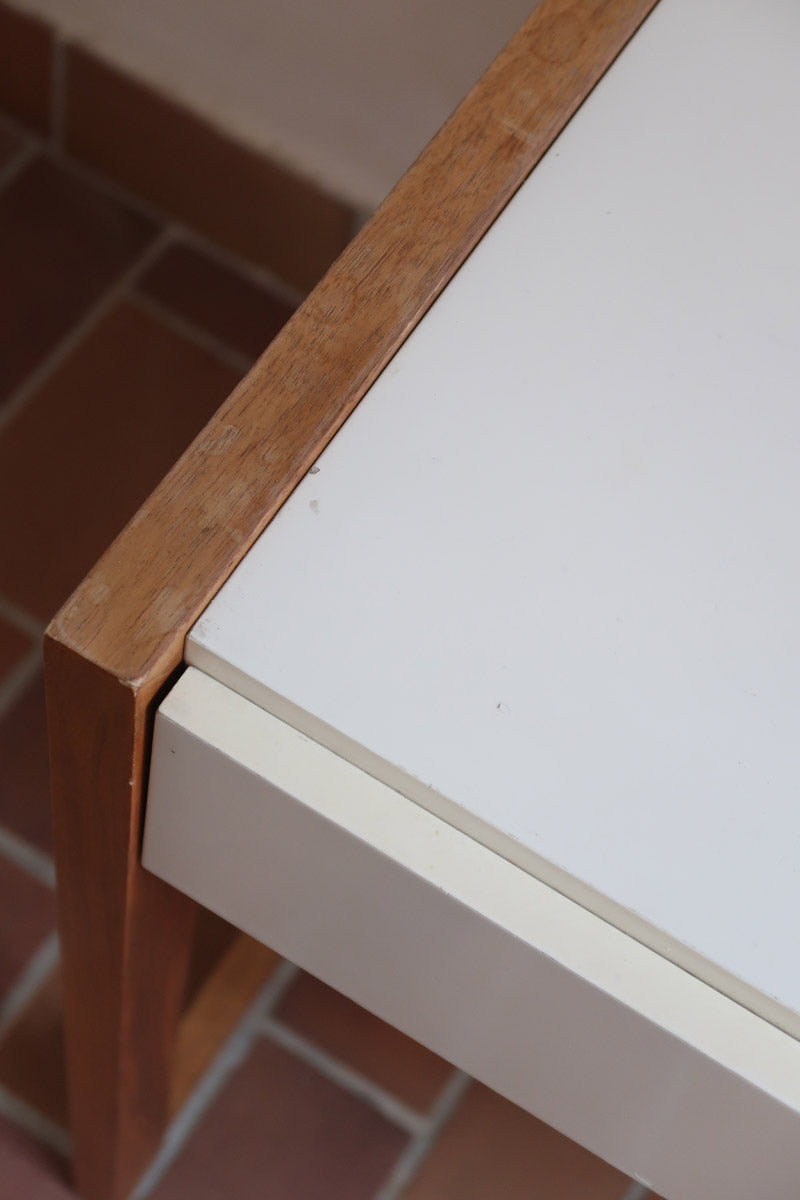 Bureau scandinave années 70 laqué blanc et bois clair, deux tiroirs à boutons ronds en bois, piétement à entretoise basse, lignes épurées mid-century