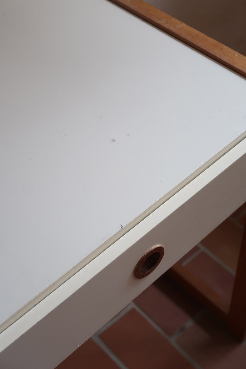 Bureau scandinave années 70 laqué blanc et bois clair, deux tiroirs à boutons ronds en bois, piétement à entretoise basse, lignes épurées mid-century