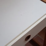Bureau scandinave années 70 laqué blanc et bois clair, deux tiroirs à boutons ronds en bois, piétement à entretoise basse, lignes épurées mid-century