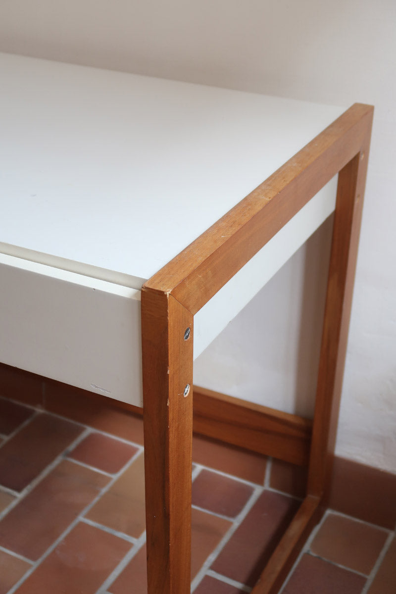 Bureau scandinave années 70 laqué blanc et bois clair, deux tiroirs à boutons ronds en bois, piétement à entretoise basse, lignes épurées mid-century