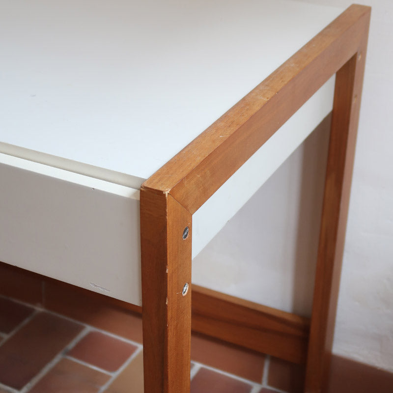 Bureau scandinave années 70 laqué blanc et bois clair, deux tiroirs à boutons ronds en bois, piétement à entretoise basse, lignes épurées mid-century