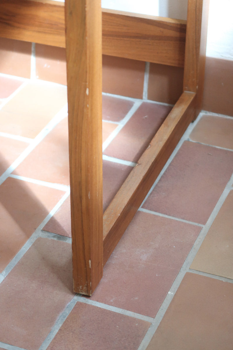 Bureau scandinave années 70 laqué blanc et bois clair, deux tiroirs à boutons ronds en bois, piétement à entretoise basse, lignes épurées mid-century