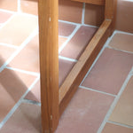 Bureau scandinave années 70 laqué blanc et bois clair, deux tiroirs à boutons ronds en bois, piétement à entretoise basse, lignes épurées mid-century