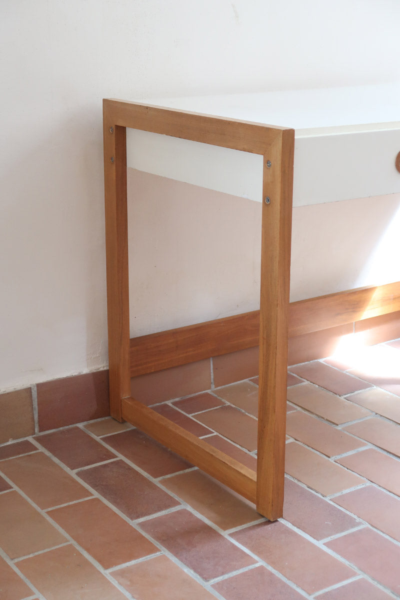 Bureau scandinave années 70 laqué blanc et bois clair, deux tiroirs à boutons ronds en bois, piétement à entretoise basse, lignes épurées mid-century