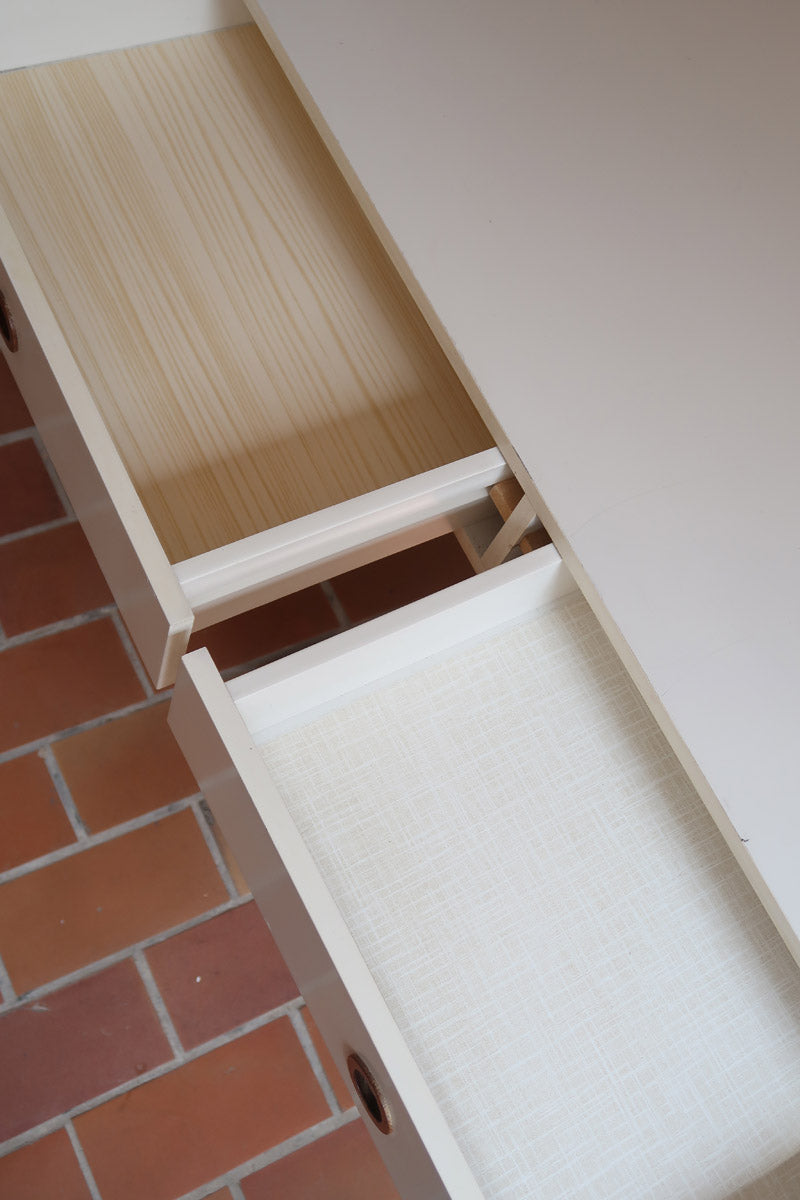 Bureau scandinave années 70 laqué blanc et bois clair, deux tiroirs à boutons ronds en bois, piétement à entretoise basse, lignes épurées mid-century