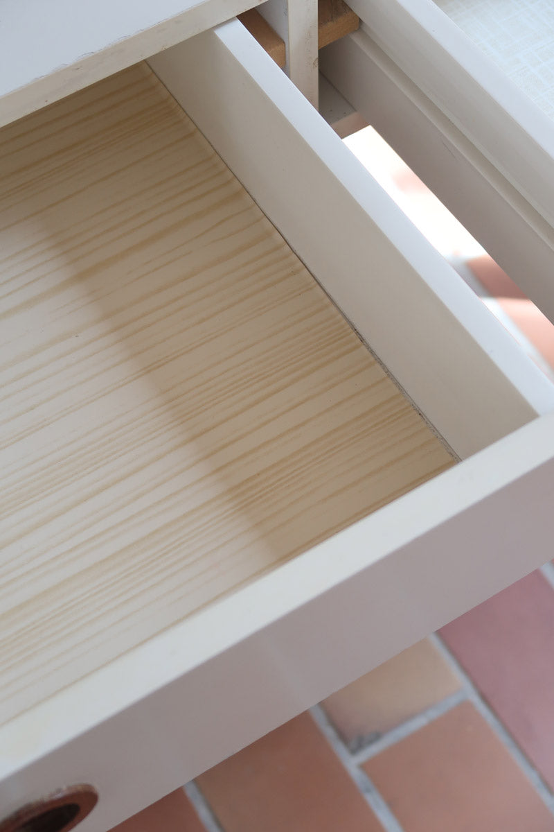 Bureau scandinave années 70 laqué blanc et bois clair, deux tiroirs à boutons ronds en bois, piétement à entretoise basse, lignes épurées mid-century