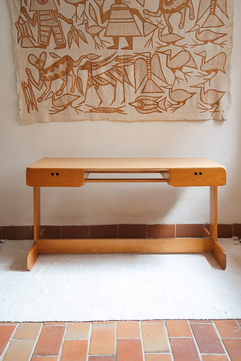 Bureau scandinave en bois blond signé Derk Jan de Vries, années 70, avec caisson suspendu et lignes minimalistes.