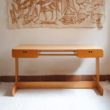 Bureau scandinave en bois blond signé Derk Jan de Vries, années 70, avec caisson suspendu et lignes minimalistes.