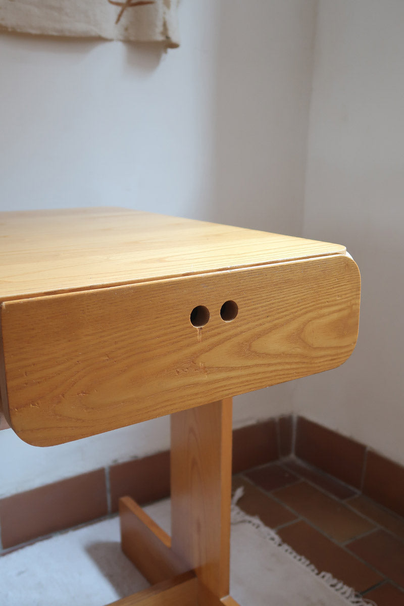 Bureau scandinave en bois blond signé Derk Jan de Vries, années 70, avec caisson suspendu et lignes minimalistes.