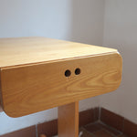 Bureau scandinave en bois blond signé Derk Jan de Vries, années 70, avec caisson suspendu et lignes minimalistes.