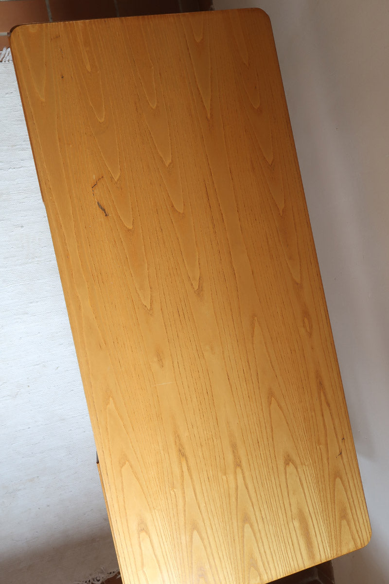 Bureau scandinave en bois blond signé Derk Jan de Vries, années 70, avec caisson suspendu et lignes minimalistes.