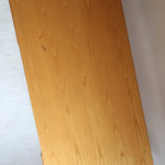 Bureau scandinave en bois blond signé Derk Jan de Vries, années 70, avec caisson suspendu et lignes minimalistes.