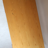 Bureau scandinave en bois blond signé Derk Jan de Vries, années 70, avec caisson suspendu et lignes minimalistes.