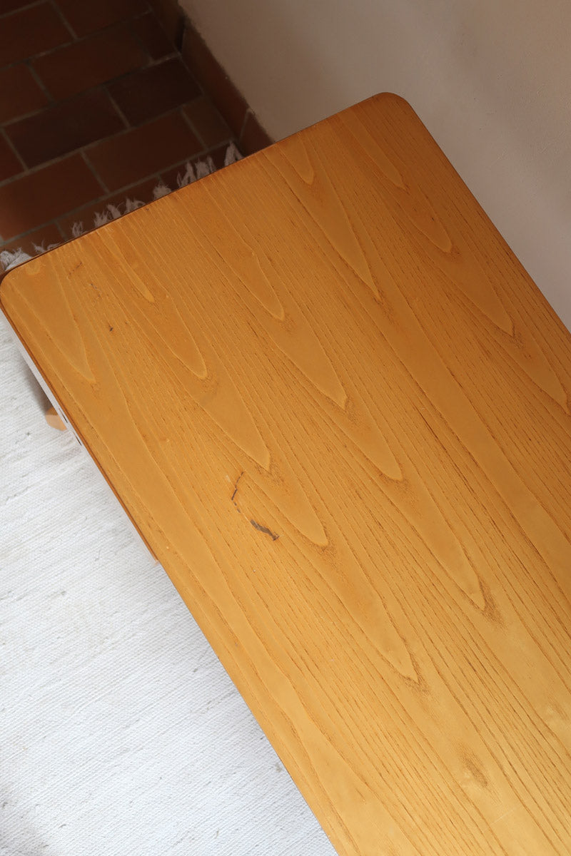 Bureau scandinave en bois blond signé Derk Jan de Vries, années 70, avec caisson suspendu et lignes minimalistes.