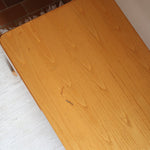 Bureau scandinave en bois blond signé Derk Jan de Vries, années 70, avec caisson suspendu et lignes minimalistes.