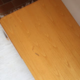 Bureau scandinave en bois blond signé Derk Jan de Vries, années 70, avec caisson suspendu et lignes minimalistes.