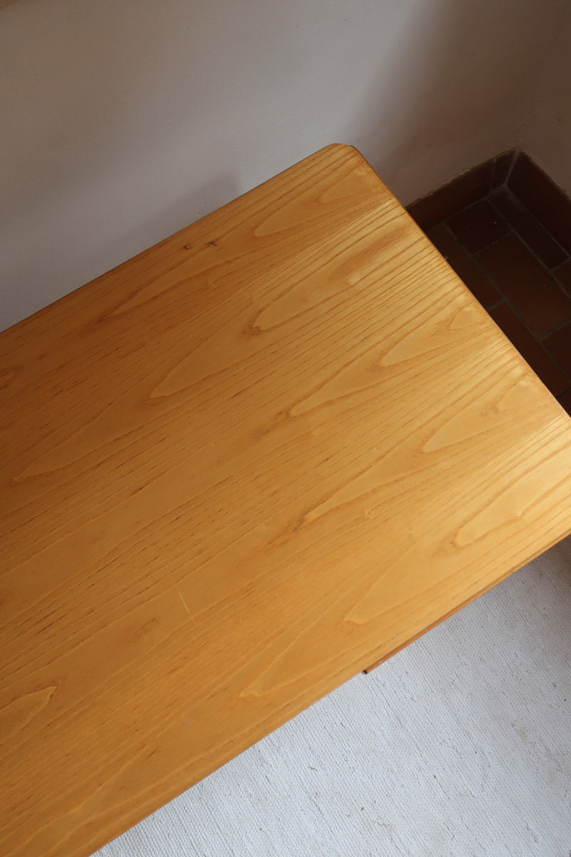 Bureau scandinave en bois blond signé Derk Jan de Vries, années 70, avec caisson suspendu et lignes minimalistes.