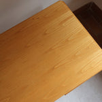 Bureau scandinave en bois blond signé Derk Jan de Vries, années 70, avec caisson suspendu et lignes minimalistes.