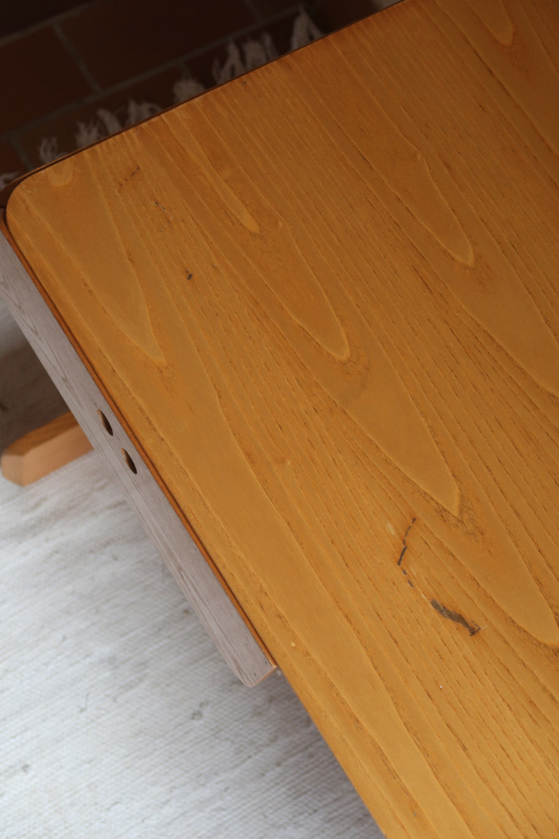 Bureau scandinave en bois blond signé Derk Jan de Vries, années 70, avec caisson suspendu et lignes minimalistes.