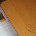 Bureau scandinave en bois blond signé Derk Jan de Vries, années 70, avec caisson suspendu et lignes minimalistes.