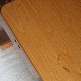 Bureau scandinave en bois blond signé Derk Jan de Vries, années 70, avec caisson suspendu et lignes minimalistes.