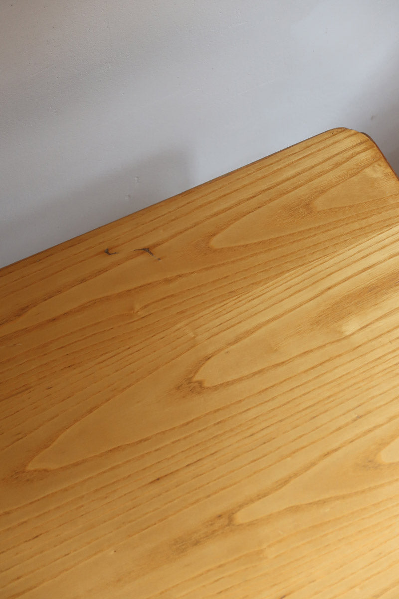 Bureau scandinave en bois blond signé Derk Jan de Vries, années 70, avec caisson suspendu et lignes minimalistes.