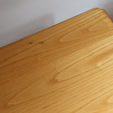 Bureau scandinave en bois blond signé Derk Jan de Vries, années 70, avec caisson suspendu et lignes minimalistes.