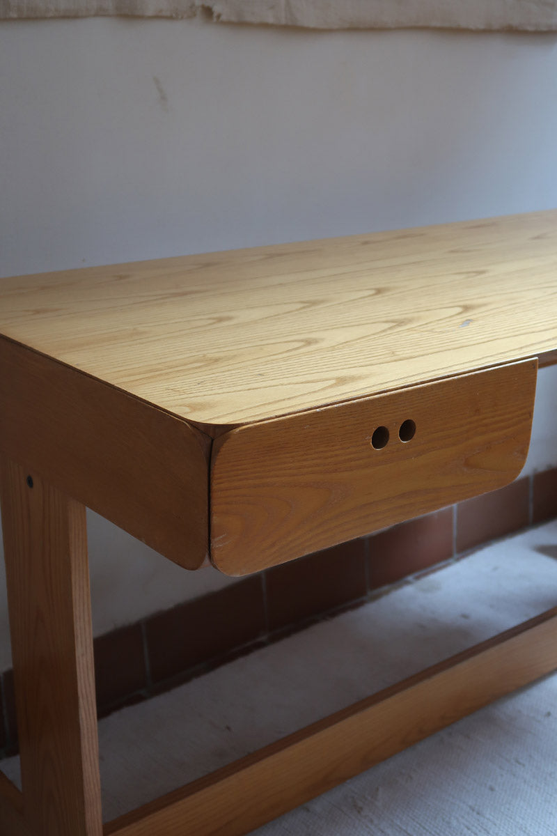 Bureau scandinave en bois blond signé Derk Jan de Vries, années 70, avec caisson suspendu et lignes minimalistes.