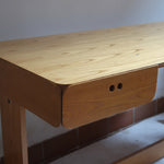 Bureau scandinave en bois blond signé Derk Jan de Vries, années 70, avec caisson suspendu et lignes minimalistes.