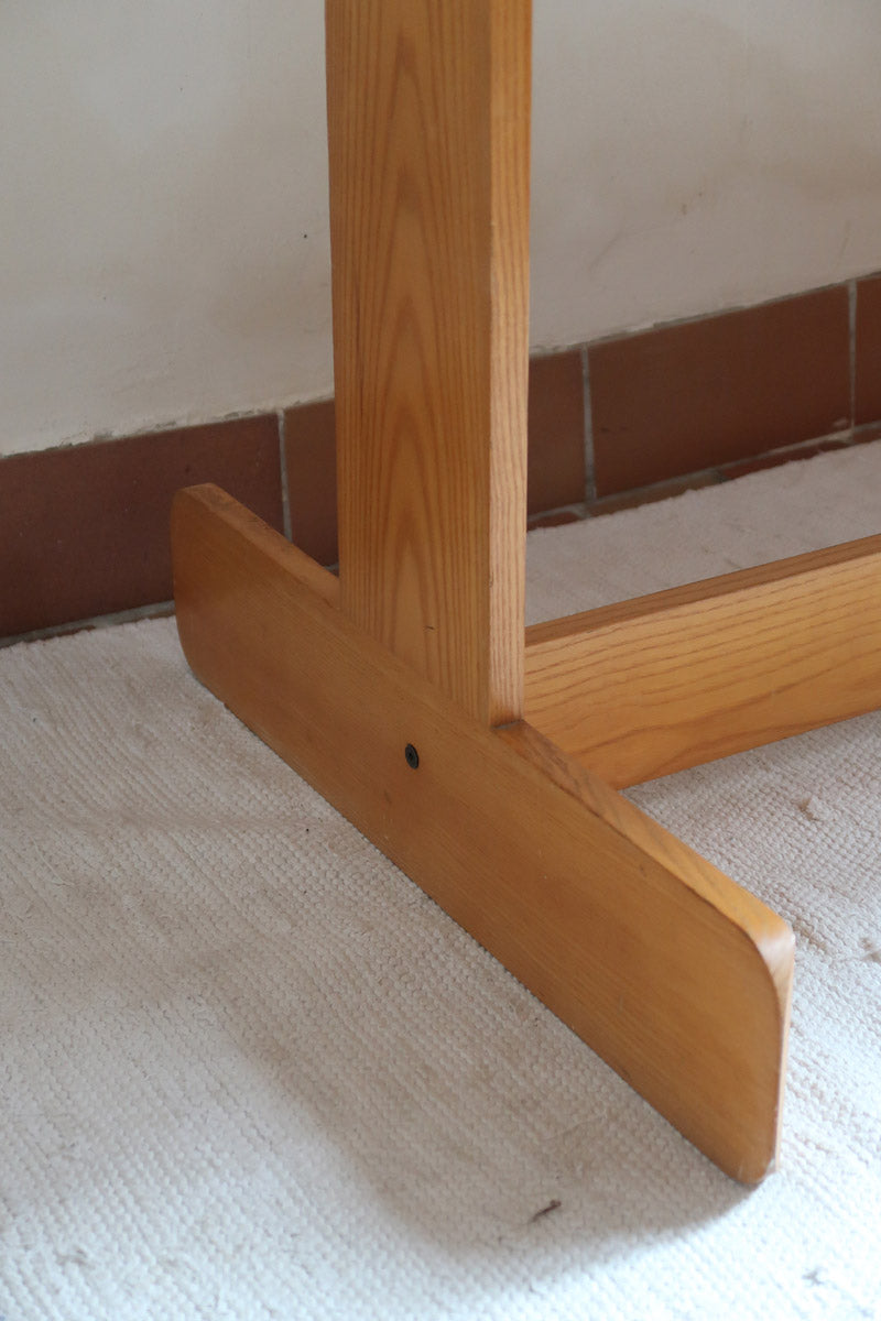 Bureau scandinave en bois blond signé Derk Jan de Vries, années 70, avec caisson suspendu et lignes minimalistes.