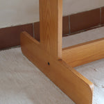 Bureau scandinave en bois blond signé Derk Jan de Vries, années 70, avec caisson suspendu et lignes minimalistes.