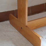 Bureau scandinave en bois blond signé Derk Jan de Vries, années 70, avec caisson suspendu et lignes minimalistes.