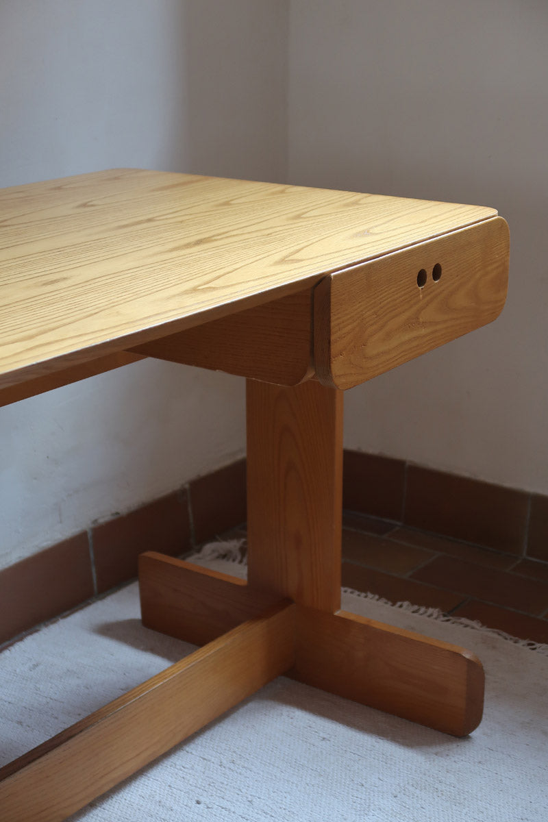 Bureau scandinave en bois blond signé Derk Jan de Vries, années 70, avec caisson suspendu et lignes minimalistes.