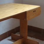 Bureau scandinave en bois blond signé Derk Jan de Vries, années 70, avec caisson suspendu et lignes minimalistes.