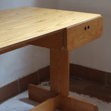 Bureau scandinave en bois blond signé Derk Jan de Vries, années 70, avec caisson suspendu et lignes minimalistes.