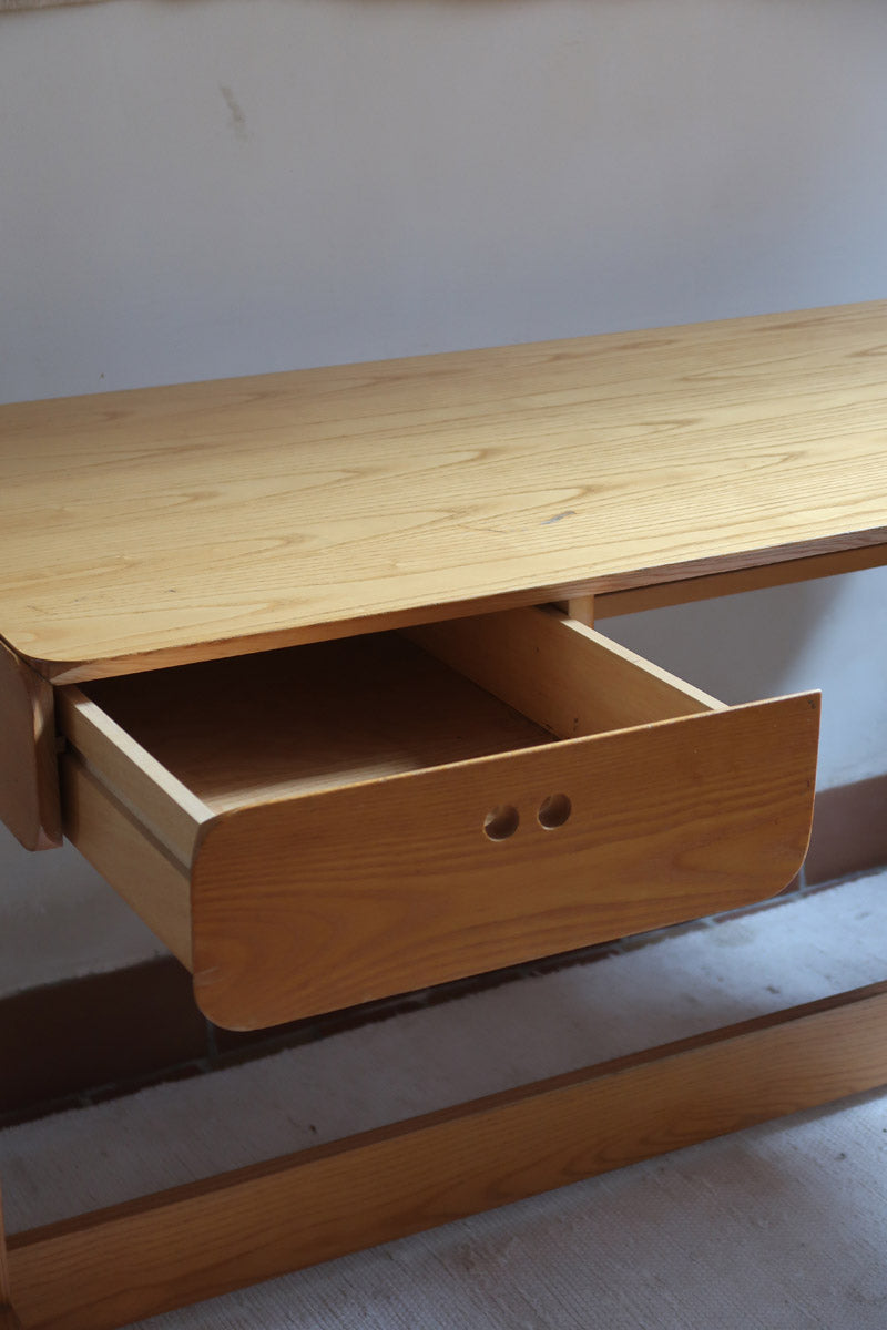 Bureau scandinave en bois blond signé Derk Jan de Vries, années 70, avec caisson suspendu et lignes minimalistes.