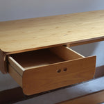 Bureau scandinave en bois blond signé Derk Jan de Vries, années 70, avec caisson suspendu et lignes minimalistes.