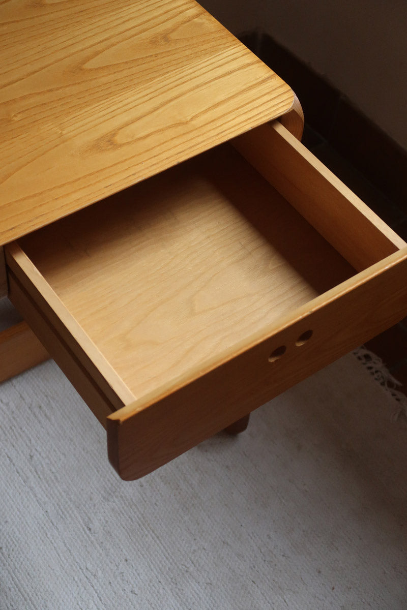 Bureau scandinave en bois blond signé Derk Jan de Vries, années 70, avec caisson suspendu et lignes minimalistes.