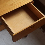 Bureau scandinave en bois blond signé Derk Jan de Vries, années 70, avec caisson suspendu et lignes minimalistes.