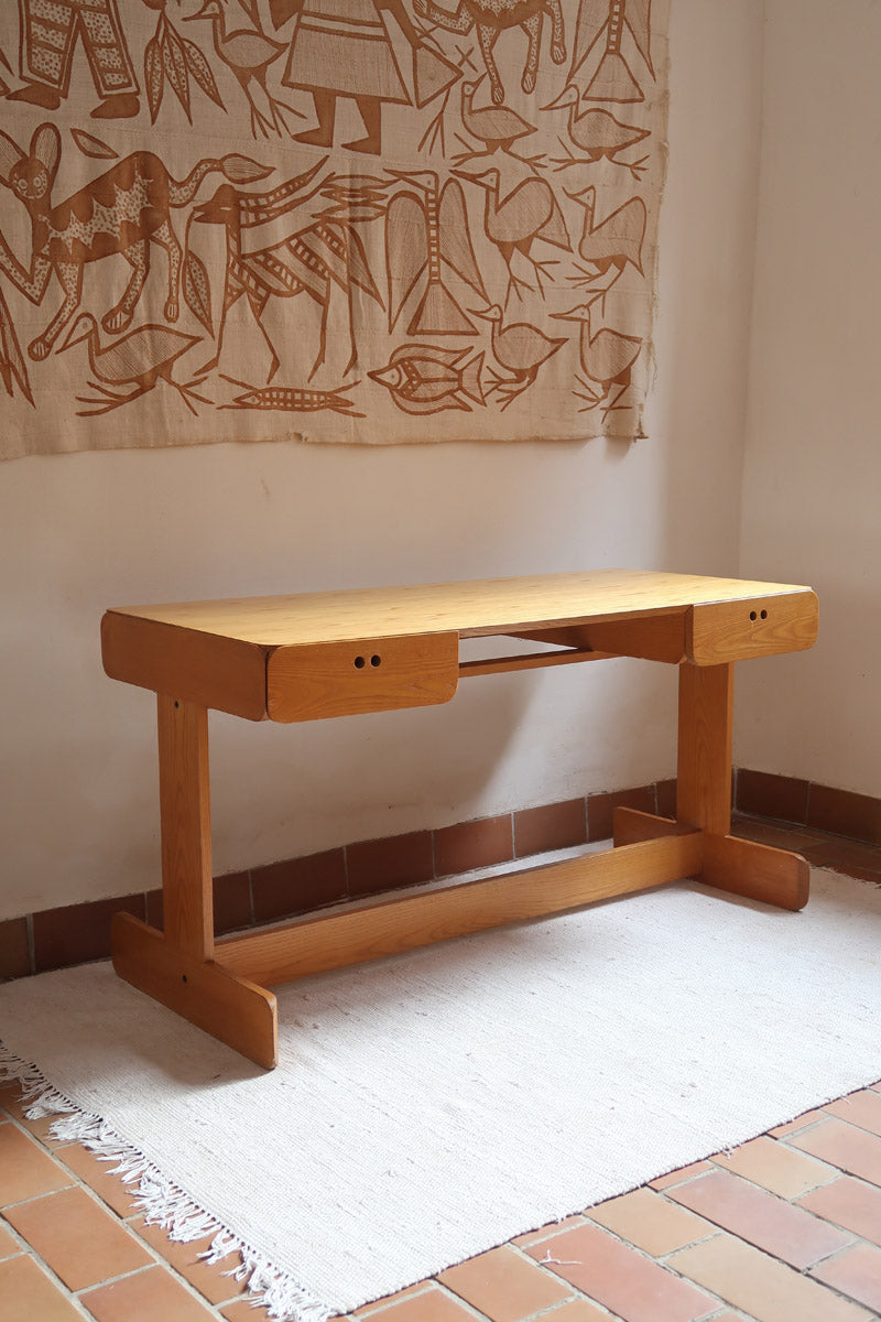 Bureau scandinave en bois blond signé Derk Jan de Vries, années 70, avec caisson suspendu et lignes minimalistes.