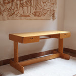 Bureau scandinave en bois blond signé Derk Jan de Vries, années 70, avec caisson suspendu et lignes minimalistes.