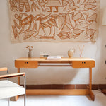 Bureau scandinave en bois blond signé Derk Jan de Vries, années 70, avec caisson suspendu et lignes minimalistes.