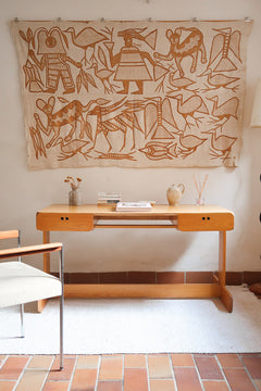 Bureau scandinave en bois blond signé Derk Jan de Vries, années 70, avec caisson suspendu et lignes minimalistes.