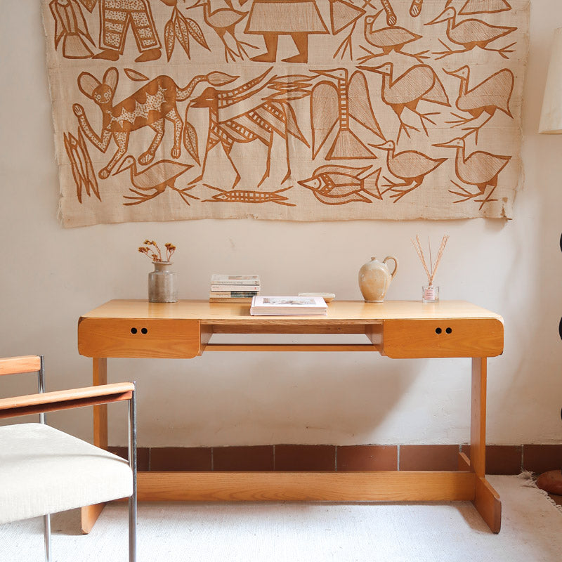 Bureau scandinave en bois blond signé Derk Jan de Vries, années 70, avec caisson suspendu et lignes minimalistes.